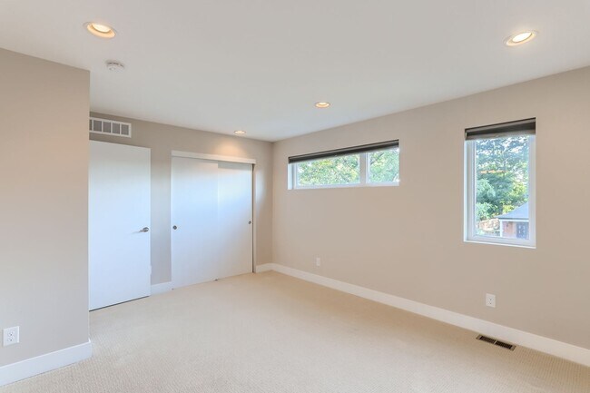 Building Photo - Modern 4-Bedroom Home with Designer Finish...
