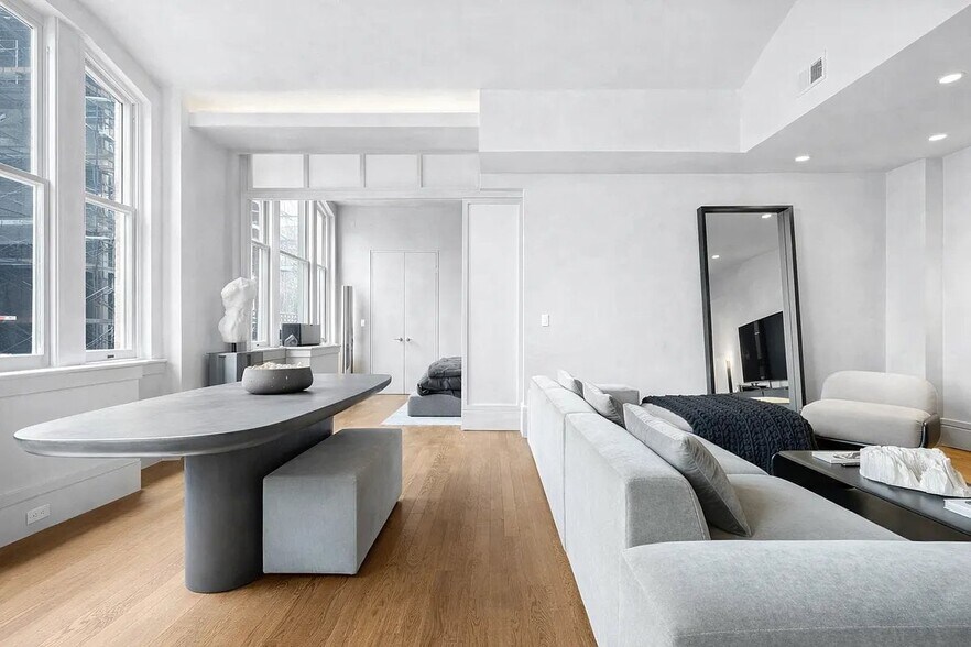 Building Photo - 640 Broadway