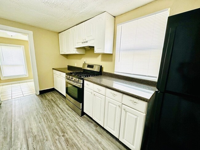 Building Photo - Updated FOUR bedroom home in South Louisville