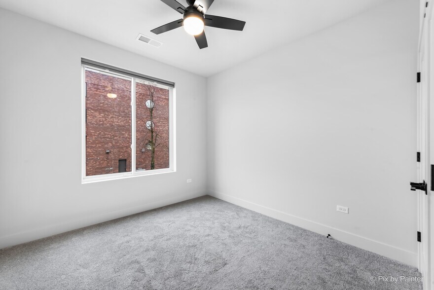 Building Photo - 302 W Liberty Dr