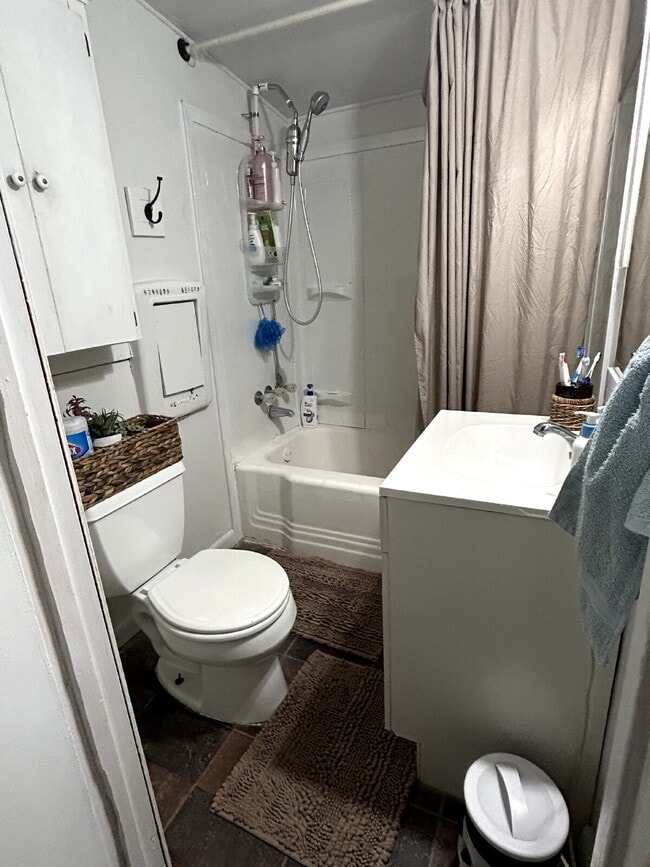 Building Photo - Brick home 3/1 available 3/1