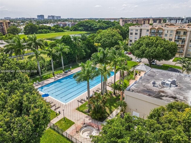 Building Photo - 9320 Fontainebleau Blvd