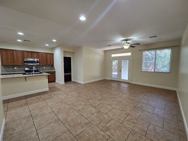 Building Photo - A Beautiful Single Story Townhouse! 3 Bed,...