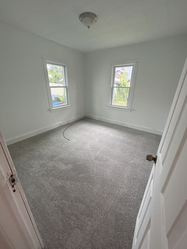 Building Photo - Charming 5-Bedroom Property in Prime Location