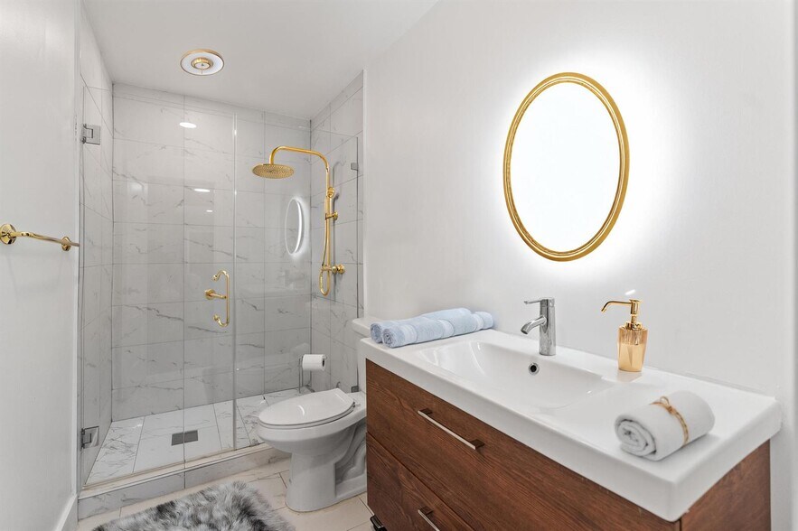 Building Photo - 6106 Royal Poinciana Ln