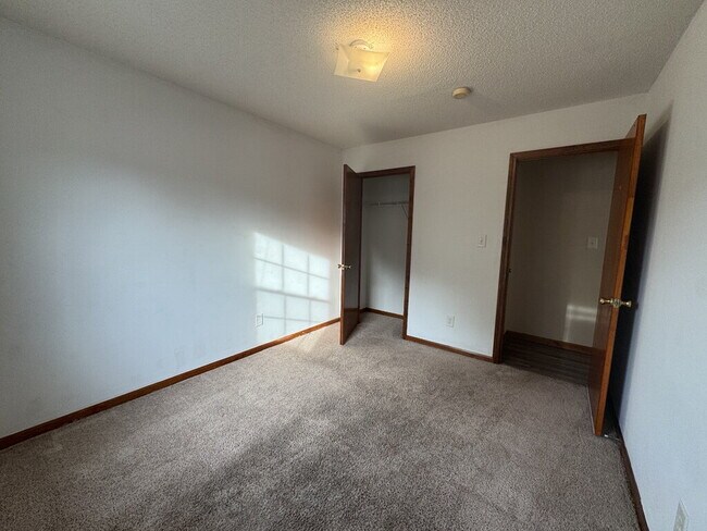 Building Photo - 101 May Ct