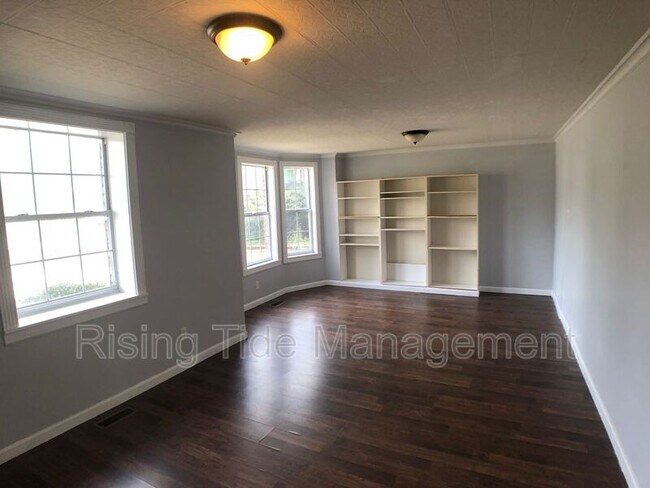 Building Photo - 2100 Merry Dr NE