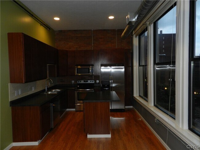 Building Photo - 317 S Clinton St