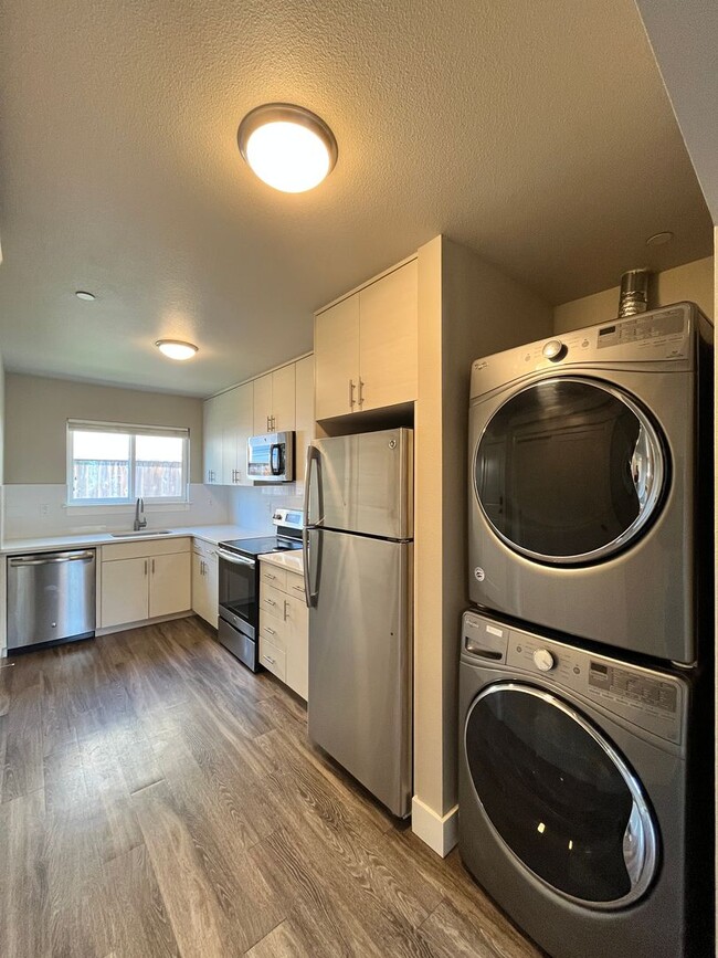 Building Photo - Close-in / Stunning 2 Bedroom Flat! Private Covered Patio, In-Unit Washer & Dryer, Community Gard...