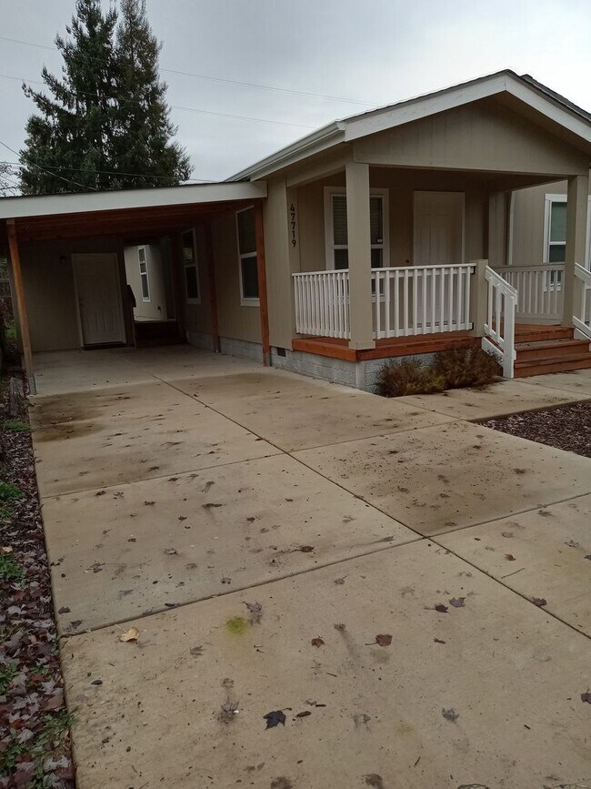 Building Photo - 47719 Fairyglen -3 bedroom / 2 Bath in Oakridge