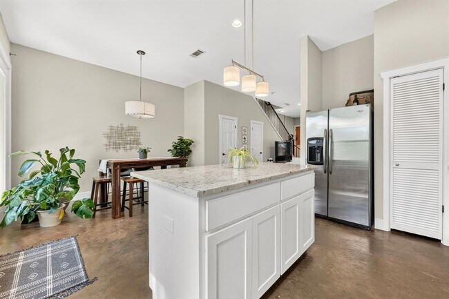 Building Photo - 3003 Lovell Dr