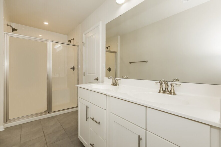 Building Photo - 307 Pond Place Ln