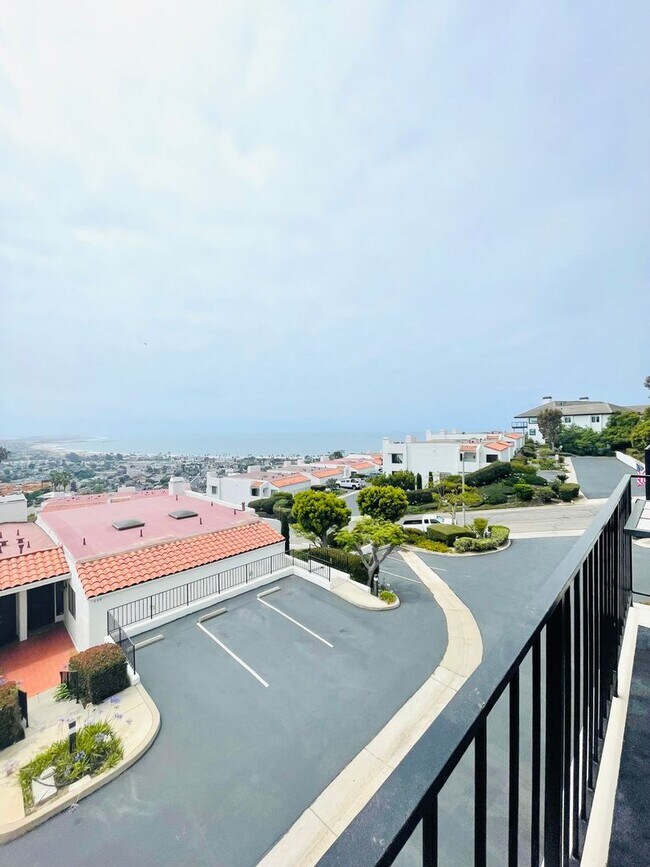 Building Photo - Tri-Level Seaview Condo with Amazing Ocean Views!