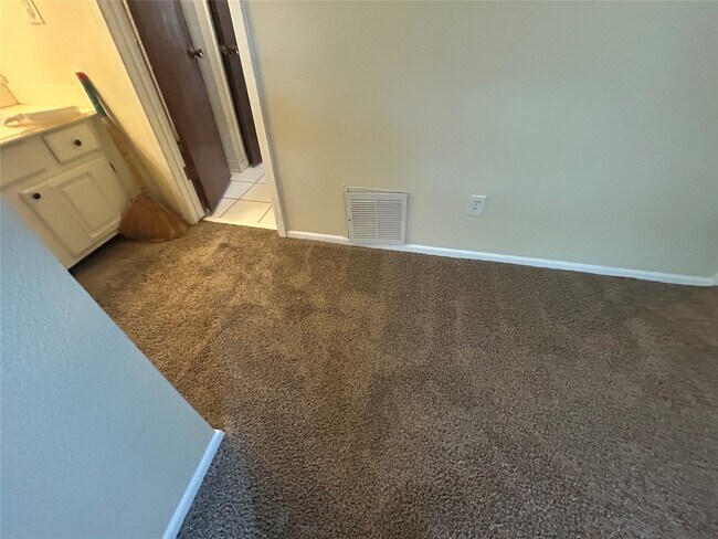 Building Photo - 2235 Quail Valley E Dr