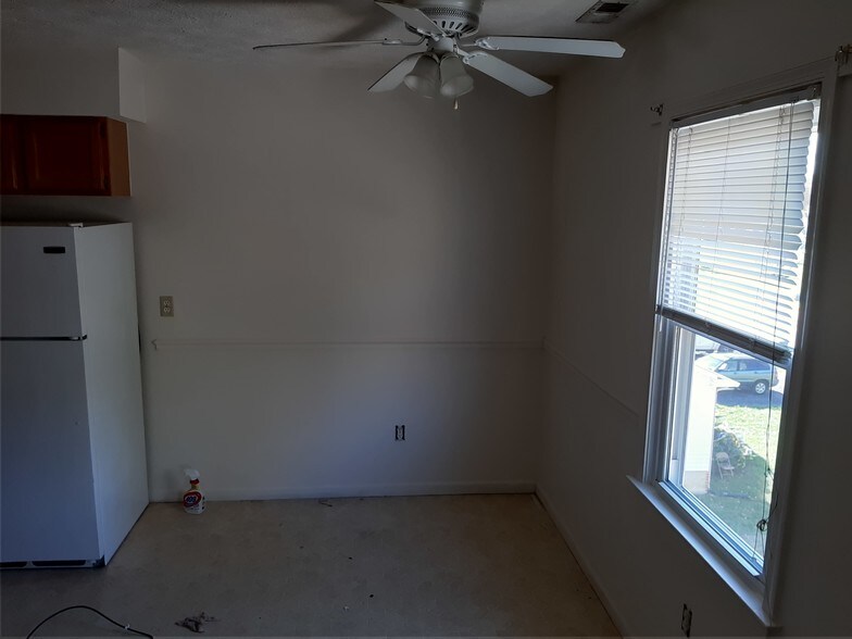 Kitchen table area - 720 King Ave