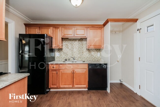 Building Photo - 10 Fir St