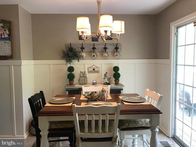 Building Photo - 8 Plumosa Dr