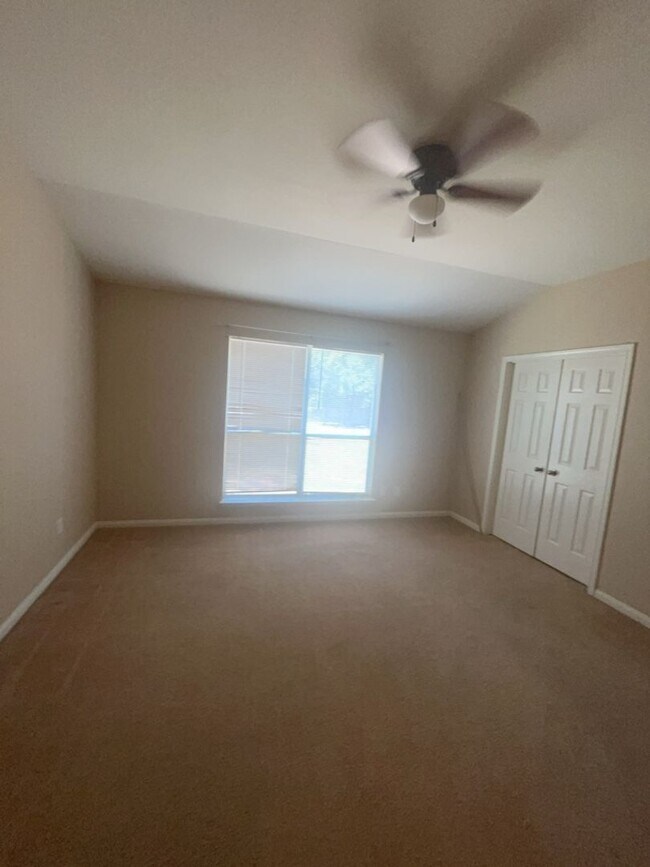 Building Photo - AVAILABLE NOW!