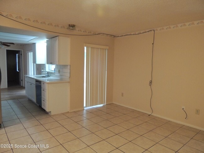 Building Photo - 2049 Ixora Dr W