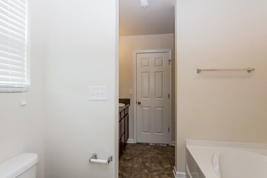 Building Photo - 5605 Twin Brook Dr