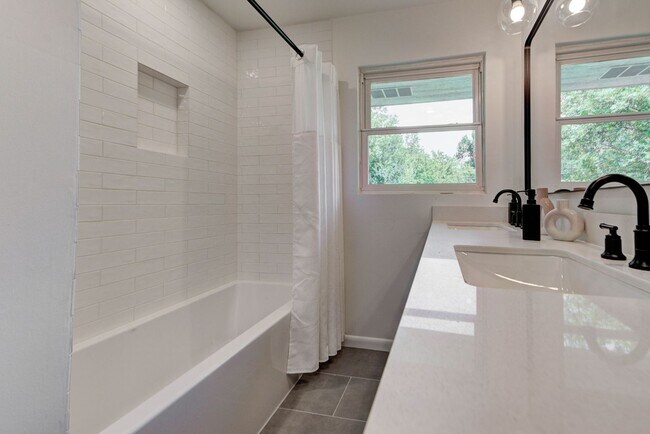 Building Photo - Fully Renovated 4 Bed, 2 Bath Just Minutes from Campus