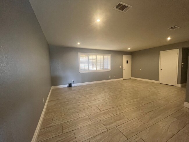 Building Photo - 3 bedroom plus BONUS Room 2 bath home in H...