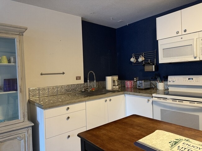 Building Photo - 526 Mill St