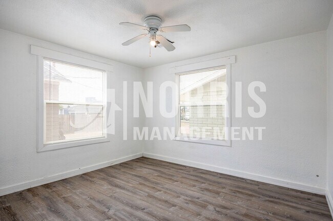 Building Photo - Multi-Unit Space Available NOW!