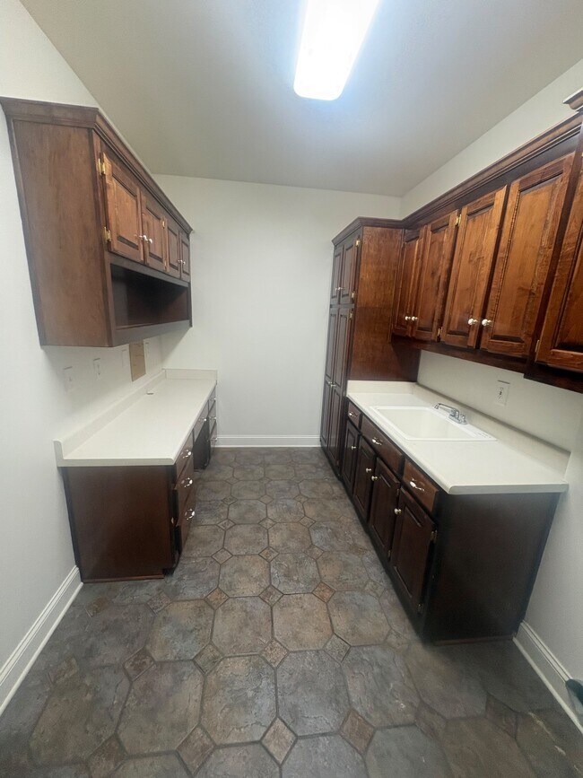 Building Photo - 860 Streamside Dr