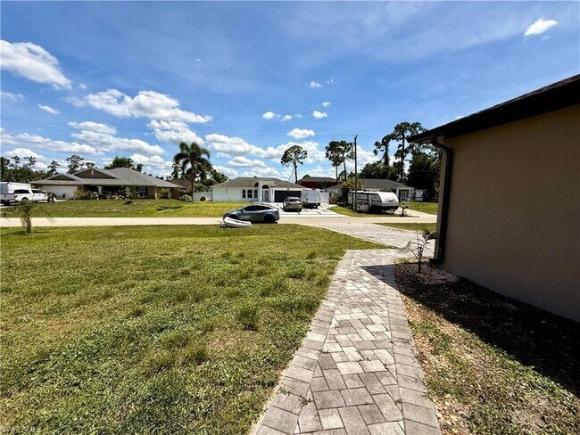 Building Photo - 5560 Belrose St