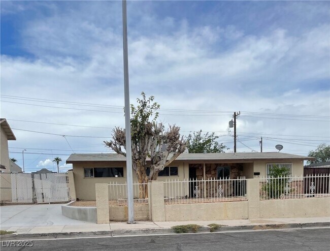 Building Photo - 1338 N Smoke Tree Ave