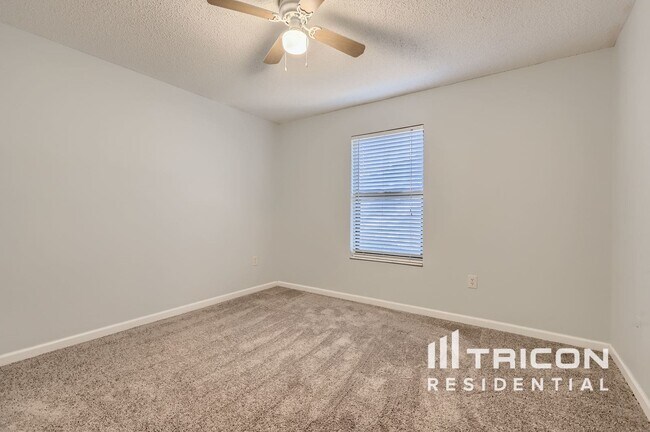 Building Photo - 816 Village Way