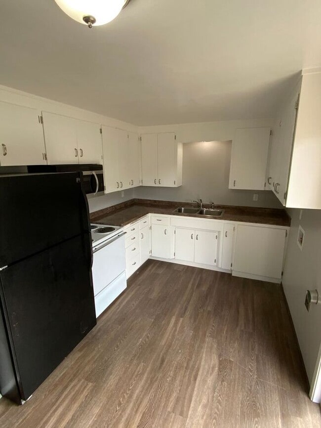 Building Photo - Mid Tacoma duplex 2bd 1 bath w/ 1 car garage