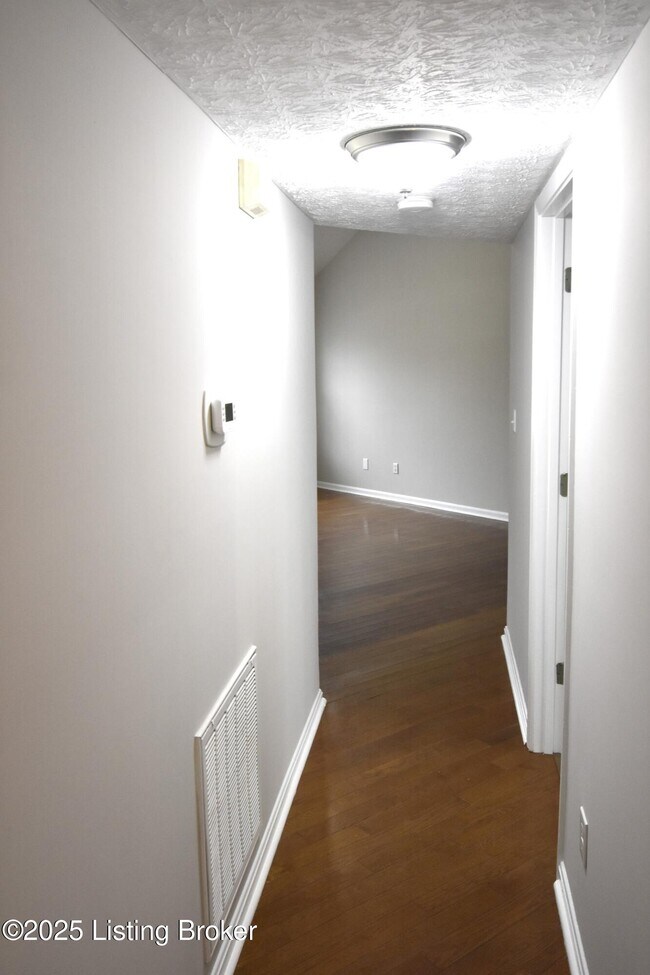 Building Photo - 4313 Hickoryview Dr