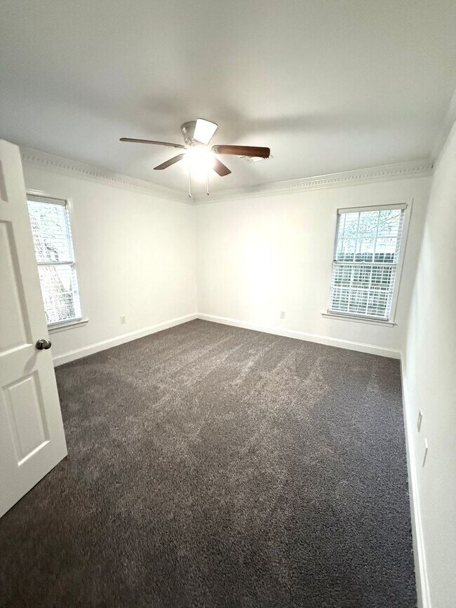 Building Photo - ** 4 Bed 2.5 Bath Located in Ridgefield** Call 334-366-9198 to schedule a self tour