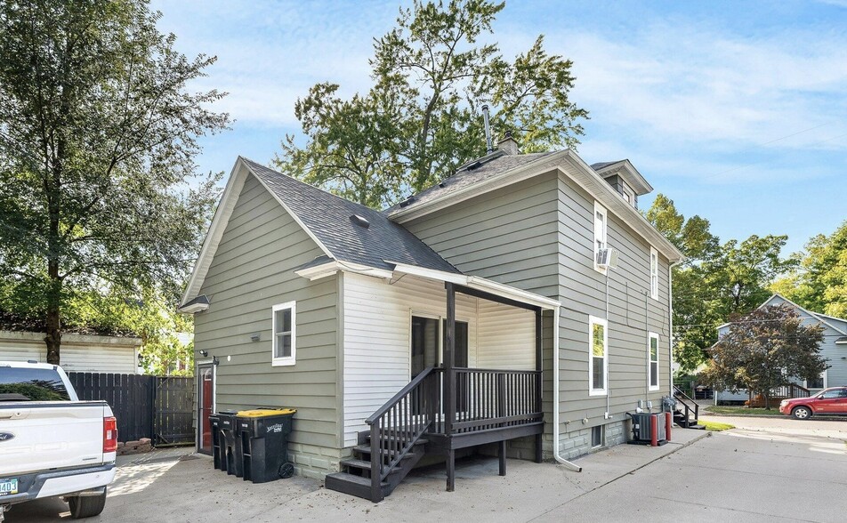 Building Photo - 2040 Roos Ave SW