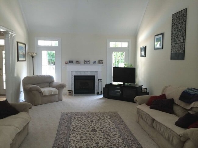 Building Photo - 4 Bedroom Rental with Saltwater Pool in Taberna
