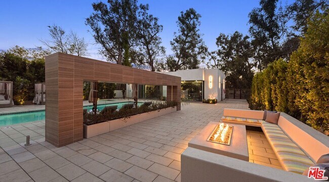 Building Photo - 505 S Barrington Ave