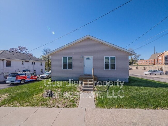 Building Photo - 214 E 1st St