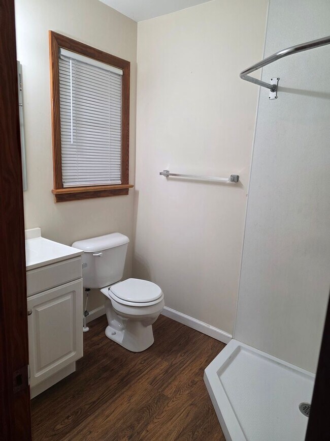 Building Photo - 3 Bedroom, 2 Bath home on a large lot with...
