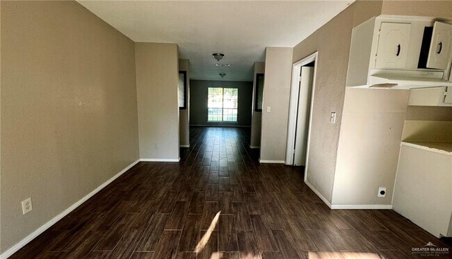 Building Photo - 10 Tulipan Dr