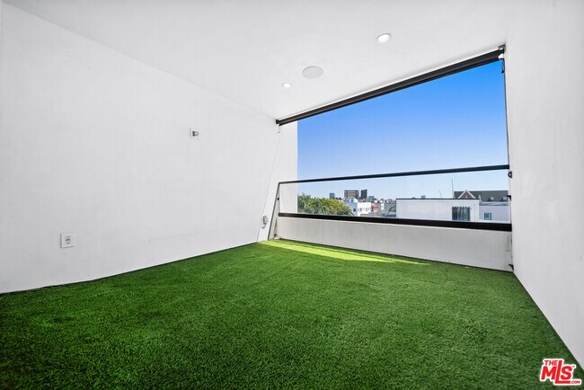 Building Photo - 733 N Gramercy Pl