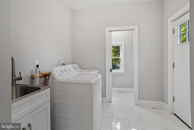 Building Photo - 142 Snyder Pl