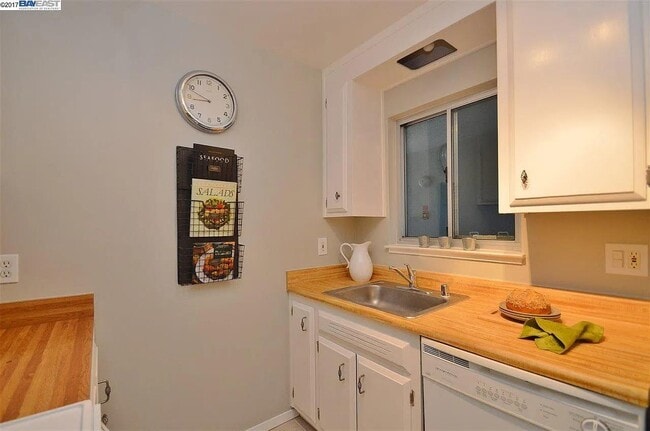 Building Photo - 325 Kitty Hawk Rd