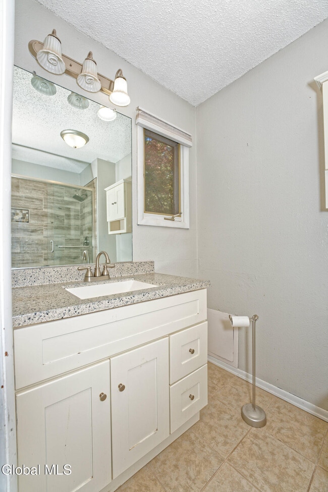 Building Photo - 638 Top Ridge Dr