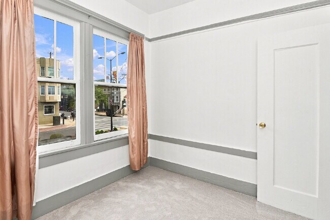 Building Photo - "Charming 2-Bedroom in Vibrant San Francisco!"