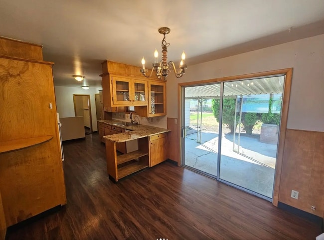 Building Photo - 4 Bed 2 Bath Rancher Original Hardwood Floors Corner lot 2400 Sq/Ft of space