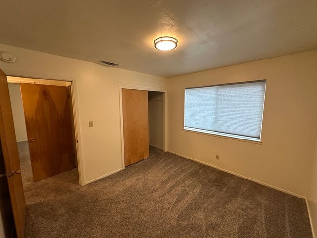 Building Photo - Charming Cascade Shores Retreat 2/1 1,000 ...