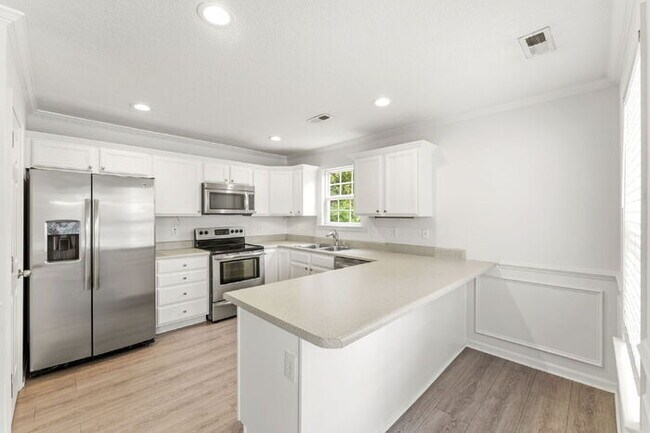 Building Photo - Charming 3-Bedroom Retreat with Cozy Fireplace in Simpsonville