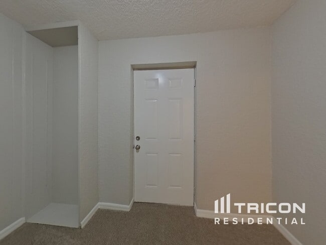 Building Photo - 4011 Palm Dr